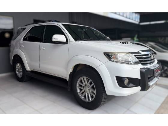 TOYOTA HILUX SW4 3.0 SRV 4X4 7 LUGARES 16V TURBO INTERCOOLER DIESEL 4P AUTOMÁTICO TOYOTA HILUX SW4 3.0 SRV 4X4 7 LUGARES 16V TURBO INTERCOOLER DIESEL 4P AUTOMÁTICO